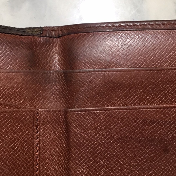LV MONO DOUBLE SNAP WALLET professionally cleaned - Picture 11 of 13